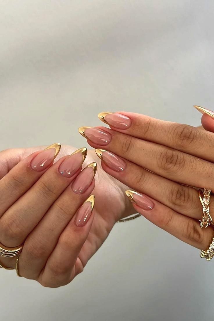 Manicura rosa en manos femeninas
